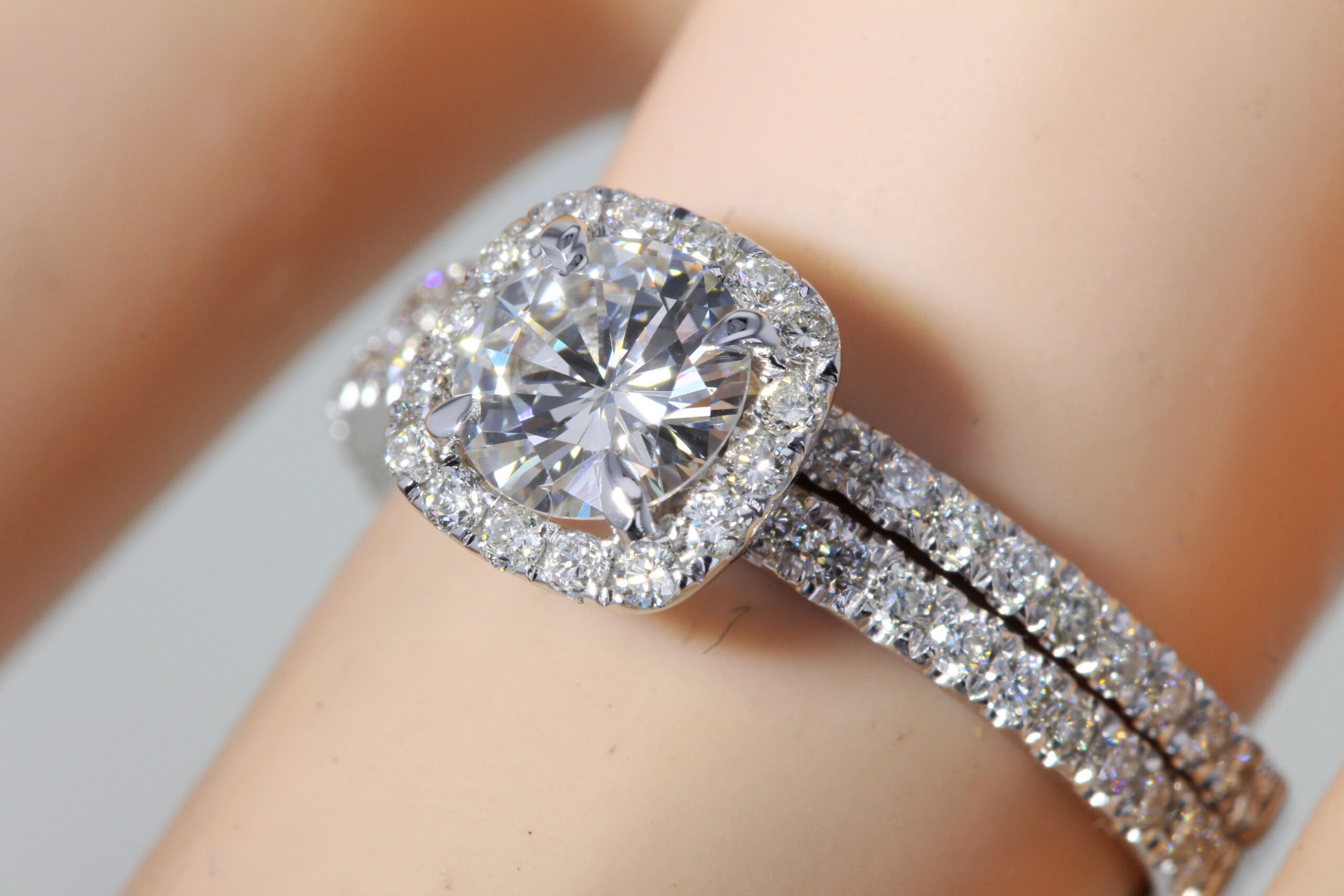 brug prieel Voorschrijven 1.10CT Round Brilliant Diamond Odelia Halo Engagement Ring Set GIA  Certified | Wholesale Diamond Engagement Rings Tampa FL (Open to Public)